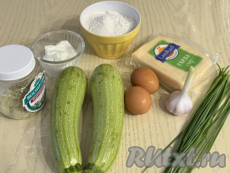 Подготовить продукты для приготовления блинов из кабачков с сыром. Сыр можно взять как твёрдый, так и полутвёрдый. Сметану можно взять любой жирности (у меня - жирностью 15%). Кабачки вымыть, отрезать кончики с двух сторон. У меня были молодые небольшие кабачки с мягкой кожурой, я их очищать от кожуры не стала. Если вы возьмёте кабачок с толстой кожурой, тогда обязательно снимите кожуру. Если у кабачка крупные семечки, тогда их нужно будет удалить.