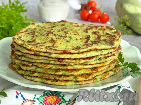 Готовый блин аккуратно переложить со сковороды на тарелку. Периодически перемешивая кабачковое тесто и смазывая сковороду маслом по мере необходимости, постепенно пожарить все блины из кабачков с сыром, складывая их один на другой на тарелку. Из предложенного количества ингредиентов у меня вышли 8 аппетитных кабачково-сырных блинов.