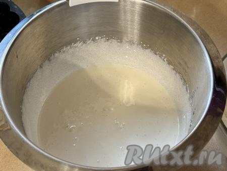 Взбить яйца с сахаром на максимальных оборотах миксера в течение 3-4 минут (яичная масса должна посветлеть и увеличиться немного в объёме). 