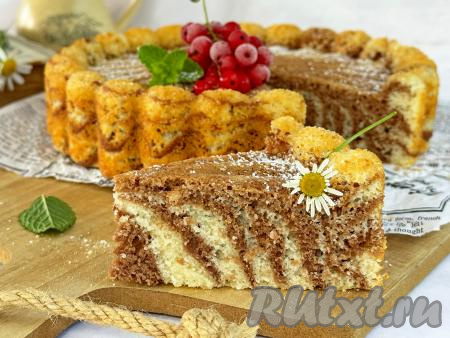 Манник "Зебра", замешанный на кефире, получается нежным, вкусным, ароматным, по желанию, его можно присыпать сахарной пудрой. Нарезать пирог на кусочки и подать к столу. Эта простая выпечка очень красиво смотрится в разрезе.
