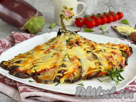 Аппетитный, сытный, вкусный веер из баклажана с фаршем достать из духовки, переложить на тарелку и в горячем виде подать к столу.