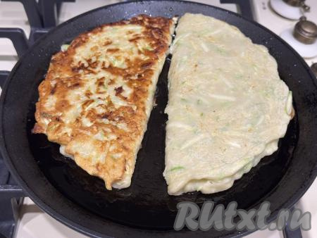 Обжарить чебурек из кабачка с сыром до подрумянивания с двух сторон. Я жарила сразу на двух сковородках. На одной сковороде жарила блин, а на второй - обжаривала уже кабачковые чебуреки с сыром до румяности с двух сторон - так процесс жарки намного ускоряется, так как на второй сковороде можно обжаривать сразу два чебурека.