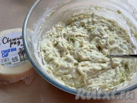 Затем начать по столовой ложке подсыпать муку и вмешивать её в кабачковое тесто. Итоговое тесто должно напоминать густую сметану. Как только добились такой консистенции кабачкового теста, значит больше муку добавлять не нужно. У меня ушло 300 грамм муки, вам, в зависимости от сочности кабачка и размера яиц, может потребоваться больше или меньше муки для получения кабачкового теста нужной густоты.