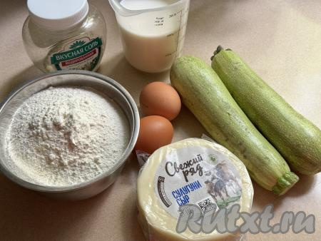 Подготовить продукты для приготовления чебуреков из кабачков с сыром на сковороде. Сыр можно взять любой твёрдый или полутвёрдый (у меня - сулугуни).