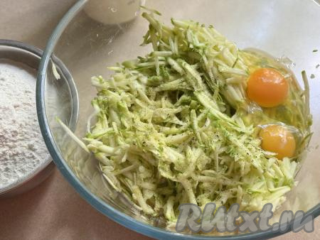 В миску с натёртыми кабачками добавить сырые яйца, соль, чёрный молотый перец по вкусу.