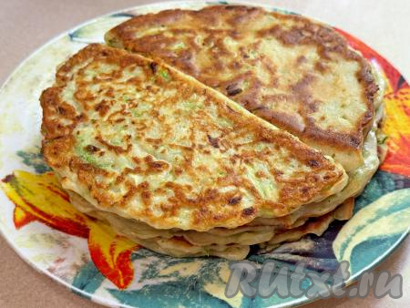 Готовые чебуреки из кабачков с сыром переложить со сковороды на тарелку. Периодически перемешивая тесто, постепенно пожарить все чебуреки. Всего у меня получились 8 штук.
