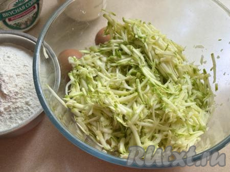 Я использовала молодые кабачки с мягкой шкуркой, поэтому шкурку я не снимала, просто хорошо их промыла и срезала кончики с двух сторон. Если вы возьмёте кабачки с толстой шкуркой и крупными семечками, тогда шкурку нужно будет срезать, а семечки - удалить. 500 грамм подготовленных кабачков натереть на крупной тёрке в объёмную миску. Сок, выделившийся из кабачка, отжимать не нужно.