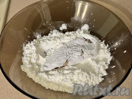 Обвалять кусочек грудки в крахмале со всех сторон. Обваливать в крахмале нужно столько кусочков куриной грудки, замаринованных в соевом соусе, сколько одновременно поместятся на сковороде.