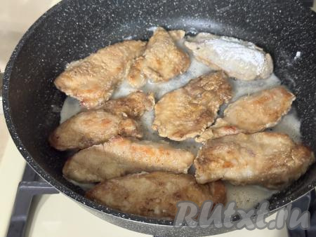 Жарить мясо с двух сторон на среднем огне до золотистого цвета. Я жарила с каждой стороны по 5 минут. Для того чтобы проверить готовность мяса, нужно сделать на нём разрез. Если в разрезе филе светлое, без розовых вкраплений, значит мясо готово.