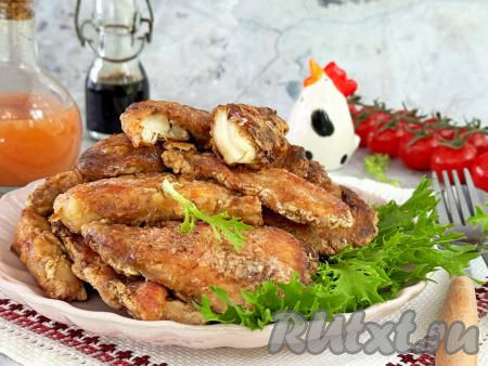 Постепенно пожарить на сковороде все кусочки филе. Готовое блюдо подать к столу, дополнив любимым гарниром и соусом. Куриная грудка, приготовленная в крахмале и соевом соусе, получается очень сочной, нежной, она просто тает во рту, обязательно попробуйте!