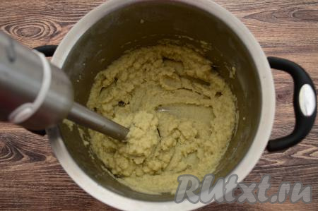 Когда цветная капуста достаточно остынет, пюрировать её погружным блендером до получения однородного пюре (я пюрировала в кастрюле, в которой остывала капуста).