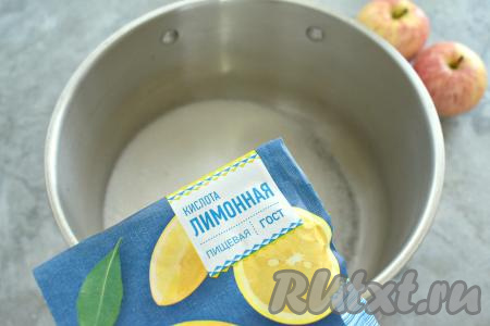 В кастрюлю с толстым дном, в которой будем варить варенье, всыпаем сахар и лимонную кислоту.