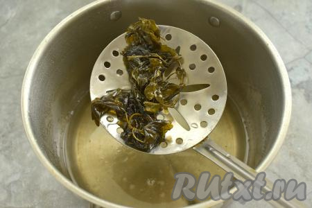 Из остывшего сиропа обязательно извлекаем веточки мяты, они нам больше не потребуются, они уже отдали сиропу весь свой вкус и аромат.