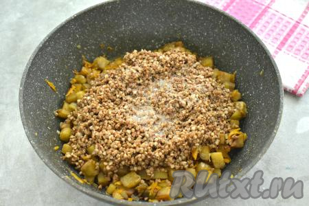 К баклажанам, обжаренным с овощами, выкладываем подготовленную гречку, по вкусу солим.