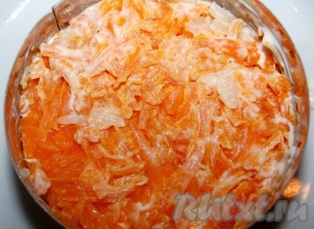 На картофель уложила слой моркови, и также смазала тонким слоем майонеза.