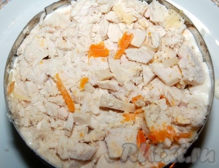 На морковь укладывается слой курицы, затем тонкий слой майонеза.