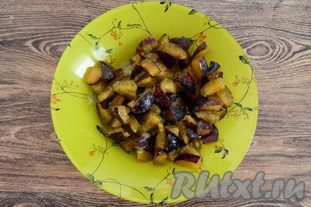 Перемешать сливы с сахаром, стараясь не мять фрукты, и сливовая начинка для штруделя из слоёного теста готова.