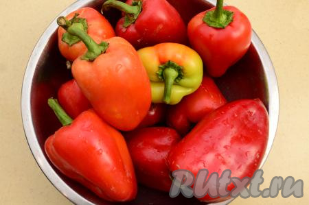 Для заморозки нужно выбирать достаточно крупные перцы, которые подходят для фаршировки. Я предпочитаю брать толстостенные перцы, они более сочные, вкусные, идеально подходят для того, чтобы наполнить их любой начинкой.  