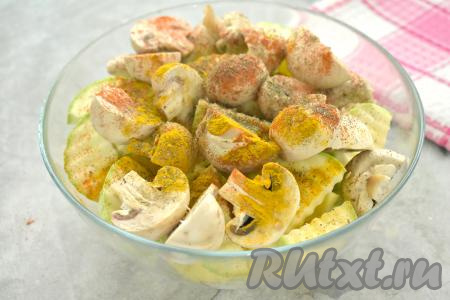 По вкусу картофель, кабачки и шампиньоны солим, посыпаем специями (в качестве специй я использовала паприку, куркуму, сушёный укроп и чёрный молотый перец).