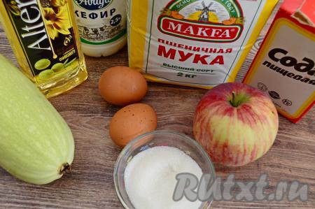 Подготовить продукты для приготовления оладий с кабачками и яблоками на кефире. Кефир можно взять любой жирности (я купила жирностью 2,5%). 