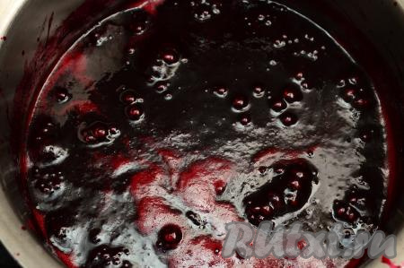 Тщательно перемешать ежевику с сахаром, поставить на огонь выше среднего. Периодически перемешивая, довести ежевичное варенье без косточек до кипения, если будет на поверхности пена, её нужно снять. У меня пенки на варенье практически не было. После закипания варить на огне чуть ниже среднего, время от времени перемешивая, 20 минут. 