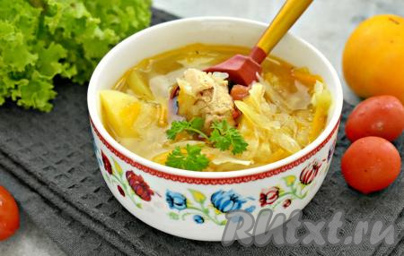 Насыщенные, в меру густые, вкусные, ароматные щи, сваренные из свежей капусты с тушёнкой, разливаем из чаши мультиварки по тарелкам и, по желанию, дополнив сметаной, в горячем виде подаём к столу.
