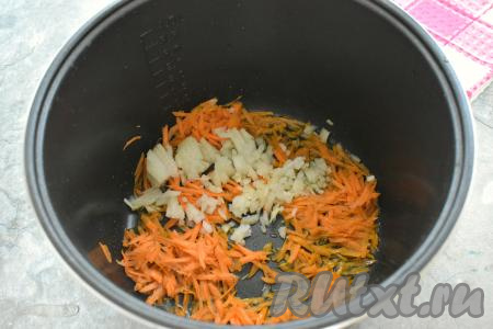 Болгарский перец очищаем от плодоножки и семян. Очищаем морковку и лук. Промываем овощи. В съёмную чашу мультиварки (у меня - Редмонд) наливаем растительное масло. Включаем режим "Жарка" на 15 минут. Когда масло нагреется, отправляем в чашу мультиварки мелко нарезанный лук и натёртую на крупной тёрке морковку, перемешиваем. Обжариваем лук с морковкой 5 минут, не накрывая крышкой, периодически помешивая.