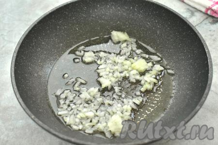 Прежде всего из морозилки достаём слоёное тесто (у меня - дрожжевое слоёное тесто, можно взять и бездрожжевое), даём ему разморозиться при комнатной температуре. Пока размораживается тесто, займёмся приготовлением мясной начинки для самсы. Для этого в сковороду наливаем растительное масло, прогреваем его, после этого выкладываем очищенный и мелко нарезанный лук. Обжариваем лук на среднем огне, иногда перемешивая, до мягкости (ориентировочно, в течение 3-4 минут). 