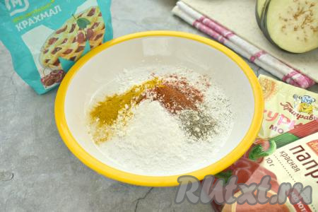 В тарелку всыпаем крахмал, добавляем по вкусу соль и специи (в качестве специй я использовала 0,5 чайной ложки куркумы, 0,5 чайной ложки паприки, чёрный молотый перец). Я взяла кукурузный крахмал, его можно заменить на картофельный. 