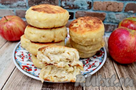 А вот как сырник выглядит в разломе. Ароматная корица и мягкие яблоки отлично сочетаются с нежнейшим творожным тестом. Уверена, эти пышные, аппетитные сырники придутся по вкусу всей семье!