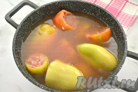 В отдельной ёмкости соединяем томатный соус и 1 литр воды, немного солим, тщательно перемешиваем. Получившийся томатный соус вливаем в кастрюлю с фаршированными болгарскими перцами. Соус должен практически полностью покрывать перцы, если нужно, добавьте ещё немного воды, подсолив, если необходимо, её по вкусу. 