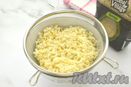 Сухой булгур (предварительно промывать его водой не нужно) всыпаем в кастрюлю, заливаем 500-600 миллилитрами холодной воды, ставим на сильный огонь, после закипания воды варим булгур на небольшом огне 15 минут (булгур должен стать достаточно мягким). Сварившийся булгур откидываем на сито, даём остыть.