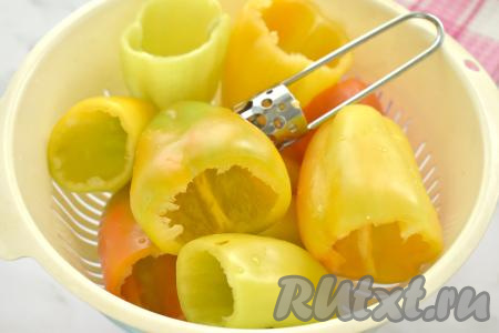 Отрезаем основание каждого болгарского перца вместе с плодоножкой. Очищаем перцы от семян. Промываем перцы водой, лишнюю воду сливаем.