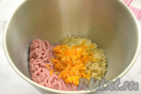 Для наполнения перцев можно взять фарш из любого мяса. Подойдёт как покупной фарш, так и фарш, приготовленный в домашних условиях из мяса, пропущенного через мясорубку (у меня - фарш из свинины и говядины). В глубокую миску выкладываем мясной фарш, добавляем остывший варёный булгур, обжаренные лук с морковкой. По вкусу солим, перчим.