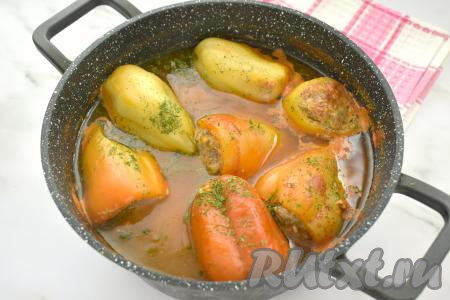 Ставим кастрюлю с фаршированными перцами на достаточно сильный огонь. После того как томатный соус в кастрюле закипит, убавляем огонь, накрываем крышкой, тушим перцы 35-40 минут. Готовое блюдо можно посыпать любой нарезанной зеленью.