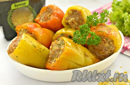 Перец, фаршированный булгуром и фаршем, вместе с томатным соусом раскладываем из кастрюли по тарелкам и в горячем виде подаём к столу. Просто, сытно, ароматно и очень вкусно, попробуйте!