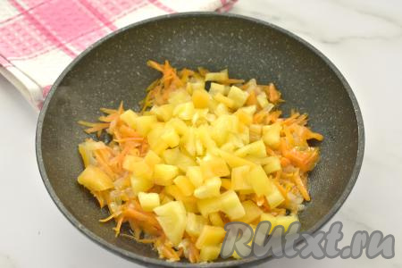 Затем к морковке, обжаренной с луком, выкладываем болгарский перец, нарезанный на маленькие кубики, перемешиваем. Обжариваем овощи, периодически перемешивая, 3-4 минут (морковка и перец должны стать достаточно мягкими). Если готовите щи без добавления болгарского перца, тогда пропустите этот этап и просто обжарьте лук с морковкой до мягкости моркови.