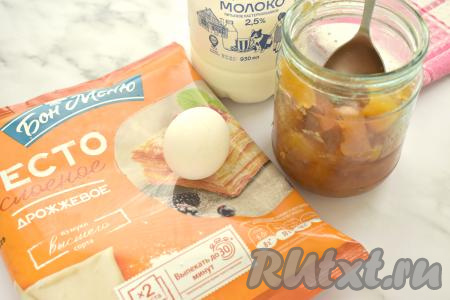 Слоёное тесто для приготовления этого пирога можно взять как дрожжевое (его я и купила), так и бездрожжевое. Достаём тесто из морозилки, оставляем размораживаться при комнатной температуре (ориентировочно минут на 30, тесто должно стать достаточно мягким).