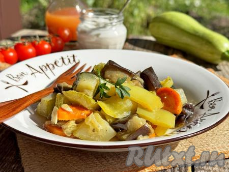 После звукового сигнала мультиварки сочное, вкусное, аппетитное овощное рагу, приготовленное с баклажанами, кабачками и перцем, разложить по тарелкам и в горячем виде подать к столу. Эти тушёные овощи станут и отличным гарниром, и прекрасным основным блюдом. Я очень люблю при подаче дополнять это рагу сметаной. 