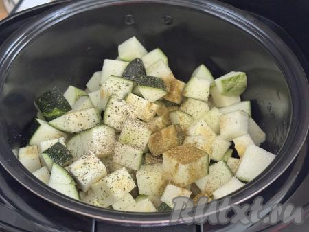 Добавить соль по вкусу и любые специи. 