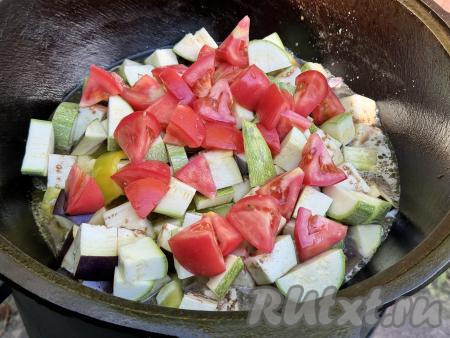 Влить в казан воду, накрыть крышкой. Курицу в казане с овощами на костре готовить примерно 30 минут с момента закипания воды.