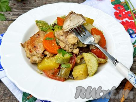Курица с овощами в казане на костре