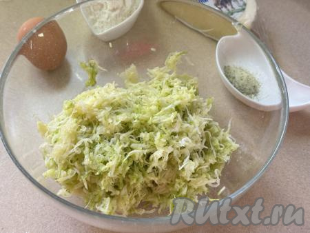 Кабачок вымыть, отрезать кончики с двух сторон. У меня был молодой кабачок с мягкой кожурой и мелкими семечками, поэтому я просто вымыла его, очищать от кожуры не стала. Если вы возьмёте кабачок с твердоватой кожурой, тогда кожуру нужно обязательно срезать. Если у кабачка крупные семечки, их нужно будет удалить. 300 грамм подготовленного кабачка натереть на мелкой тёрке в глубокую миску, добавить щепотку соли, перемешать и оставить на 5 минут, чтобы кабачок дал сок. По прошествии 5 минут отжать кабачковую массу от выделившегося сока (я беру частями кабачковую массу в руку и отжимаю выделившийся сок, этот сок нам не понадобится).  