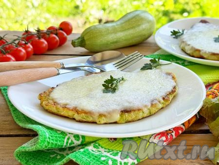 Вкуснейшие, нежные хачапури из кабачка с сыром подать к столу в горячем виде.