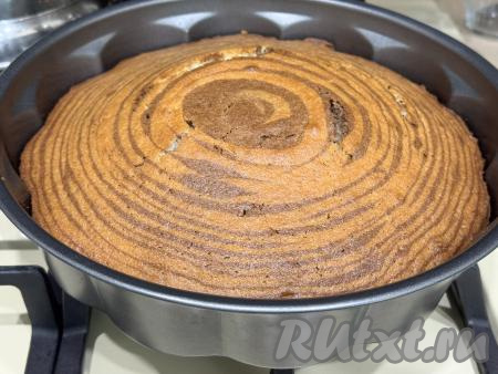 Выпекать манник "Зебра", замешанный на молоке, в духовке, разогретой до 180 градусов, минут 45. Для того чтобы проверить готовность, нужно проколоть пирог по центру сухой деревянной шпажкой, если после прокалывания на шпажке не останется следов теста, значит манник готов. 