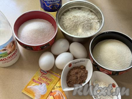 Подготовить продукты для приготовления манника "Зебра" на молоке в духовке. Молоко можно взять любой жирности.