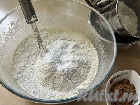 В набухшую манную смесь всыпать 150 грамм просеянной муки, разрыхлитель и ванильный сахар, перемешать венчиком. 