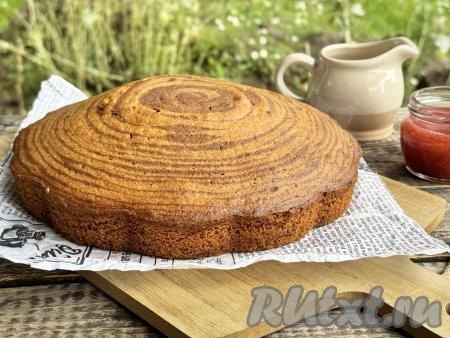 Готовый манник достать из духовки, дать немного остыть, затем переложить на тарелку, дать остыть. 