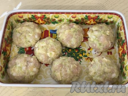 Перемешать курино-кабачковую массу и поставить в холодильник на 20 минут. Затем разделить массу на 7 равных частей. Из каждой части курино-кабачковой массы руками, смоченными водой, сформировать круглую котлету. Выложить котлеты в жаропрочную форму, смазанную небольшим количеством растительного масла (или застеленную фольгой, или пергаментом).