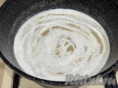 Поставить кастрюлю с грибным супом-пюре на огонь выше среднего, влить сливки, перемешать. 